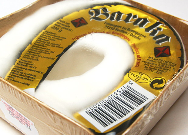 ふわふわの白カビに包れた馬蹄型のチーズ
